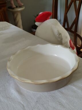 Vietri Ivory/Blush Ceramic Pie Dish with  Scalloped Edge